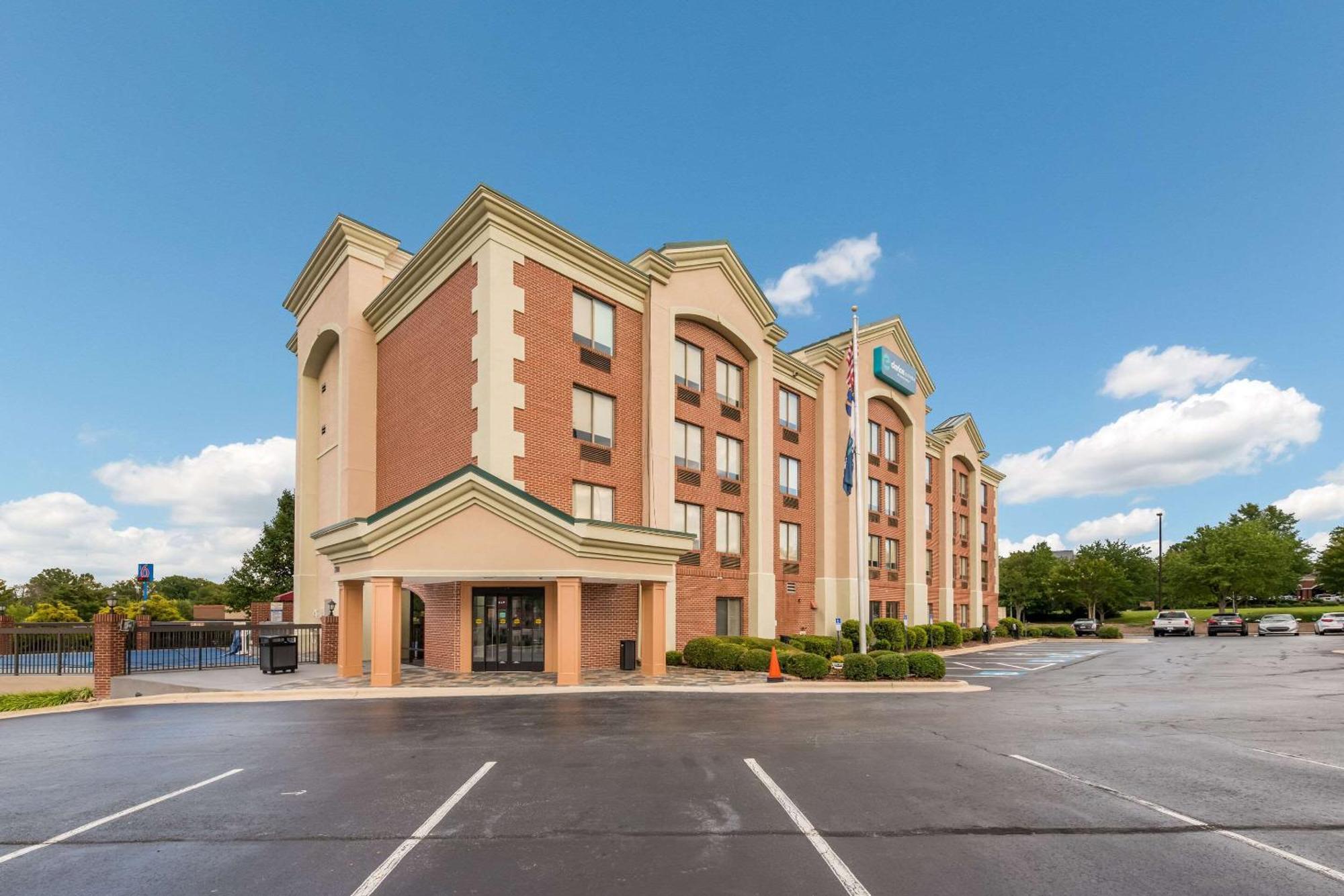 Clarion Pointe Greensboro Airport Hotel Exterior photo